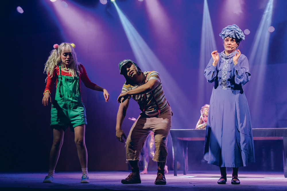 Personagens de Chaves em cima de um palco de circo