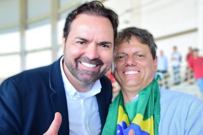 Molina, à esquerda, em postagem que aparece ao lado do ex-ministro Tarcísio Gomes de Freitas, à direita
