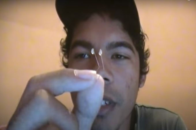 Em um dos vídeos publicados na internet, homem dá dica de fazer "rinoplastia caseira" com corda de violão e cola quente