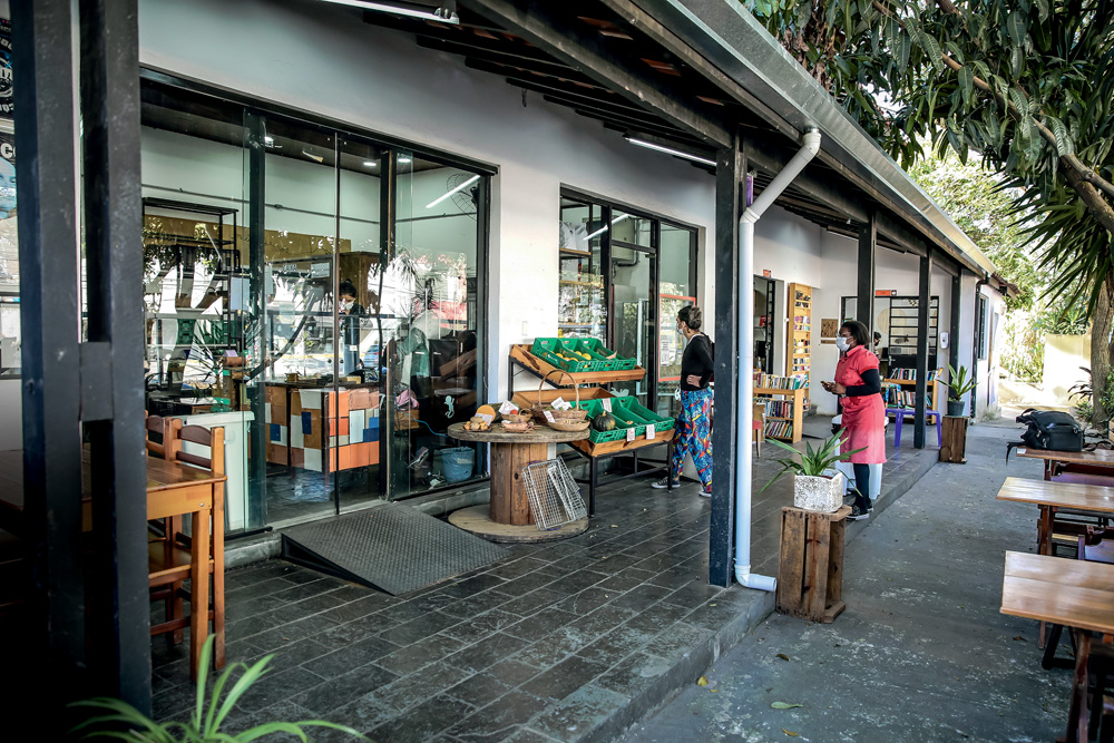 Ponto de Economia Solidária do Butantã é um equipamento ligado à rede de atenção psicossocial do município e conta com feira de orgânicos, livraria, comedoria, horta e loja de artesanatos.