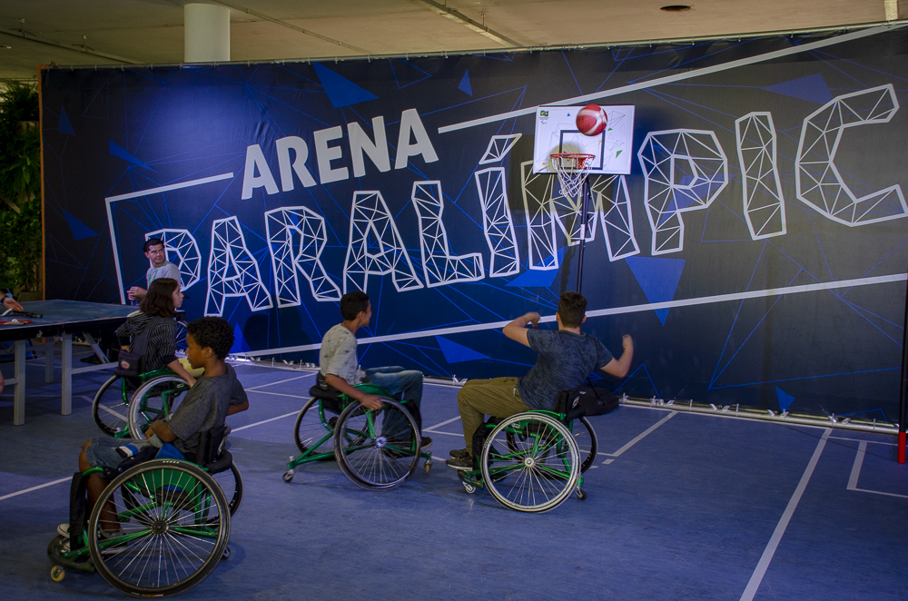 Crianças jogam basquete em cadeiras de rodas na Arena Paralímpica do Green Nation