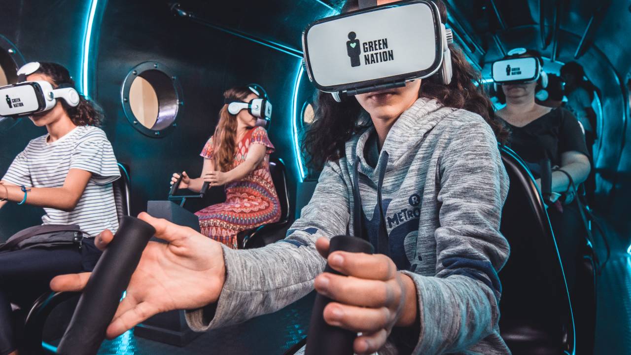 Crianças usando óculos de realidade virtual no submarino do Green Nation