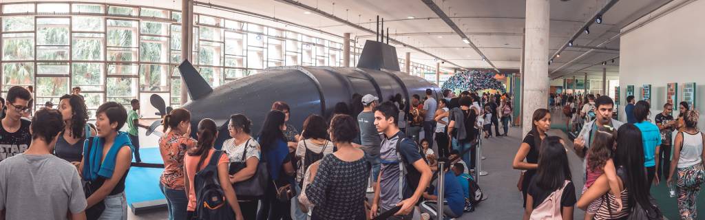 Público em torno do Submarino da Green Nation