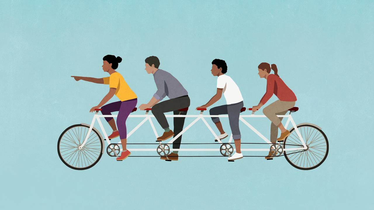 Ilustração de pessoas em uma bicicleta compartilhada em fundo azul