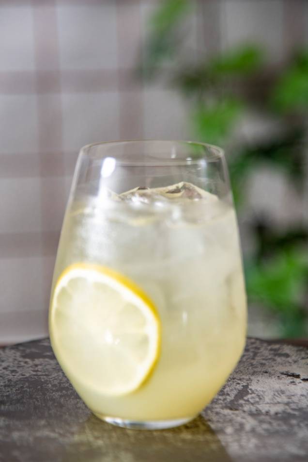 Limoncello spritz: limoncello, espumante e club soda