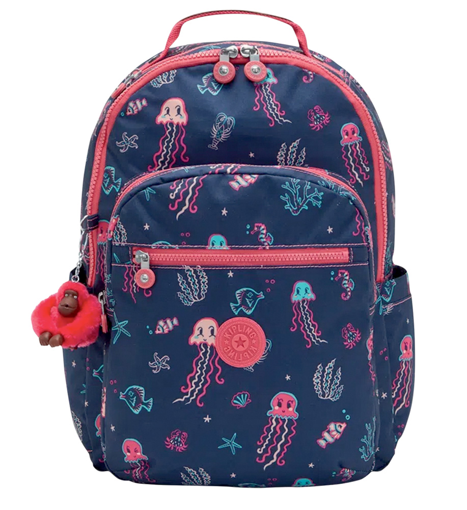Mochila da marca Kipling azul marinho com estampa de &aacute;guas vivas nas cores rosa, azul claro e roxo