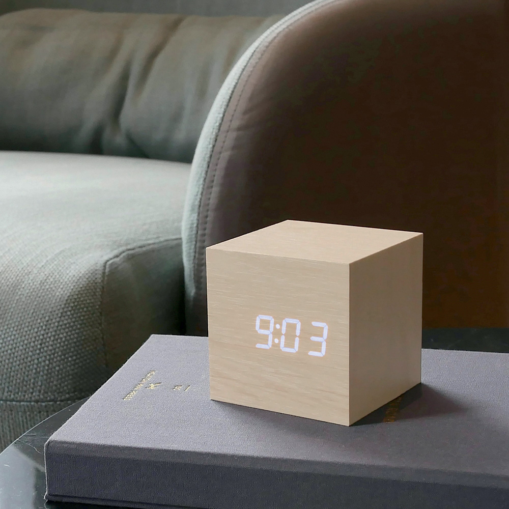Relógio de mesa em forma de cubo de madeira