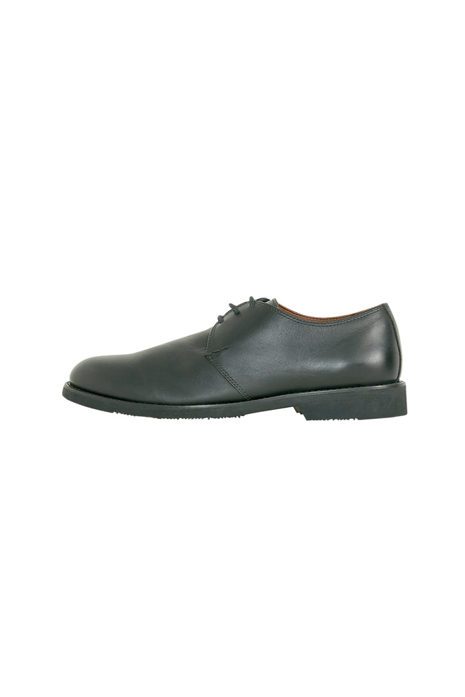 Sapato preto de couro masculino em modelagem social clássica