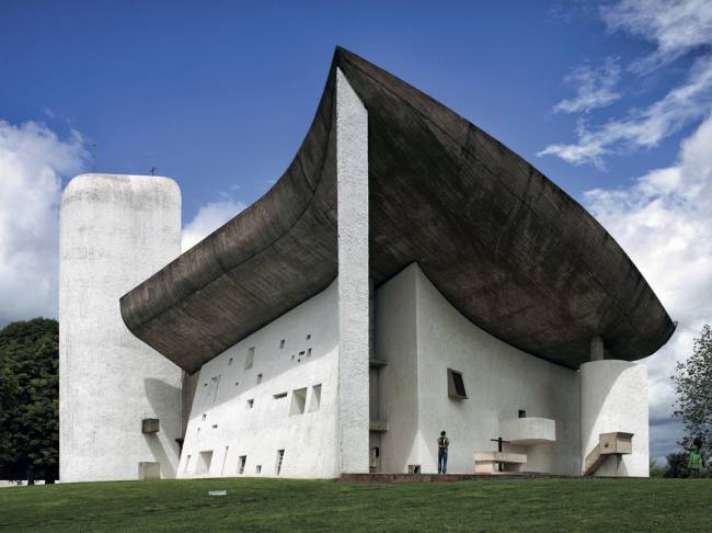 Painéis com obras de Le Corbusier são expostas na capital