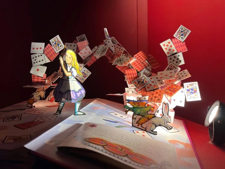 as-aventuras-de-alice-24-900x1200-1 Mostra inspirada em Alice no País das Maravilhas invade o Farol Santander