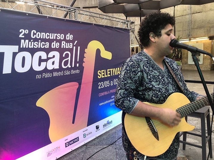 Barbara Fagundes tocando violão e cantando