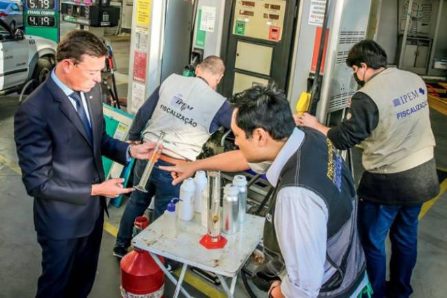 Os novos golpes em postos de gasolina: tem até "controle remoto" na bomba