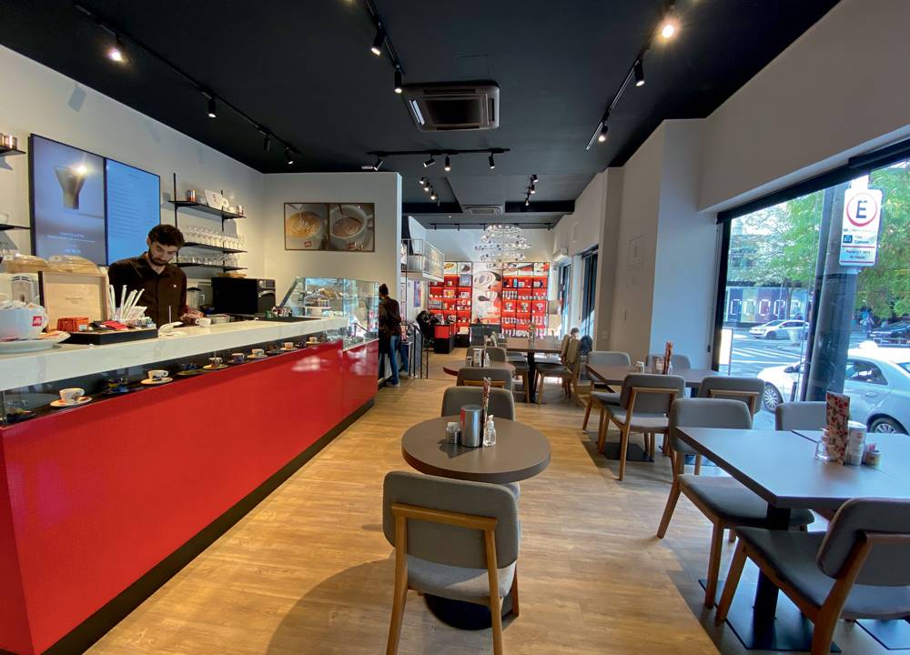 Ambiente interno do café restaurante, com balcão e mesas