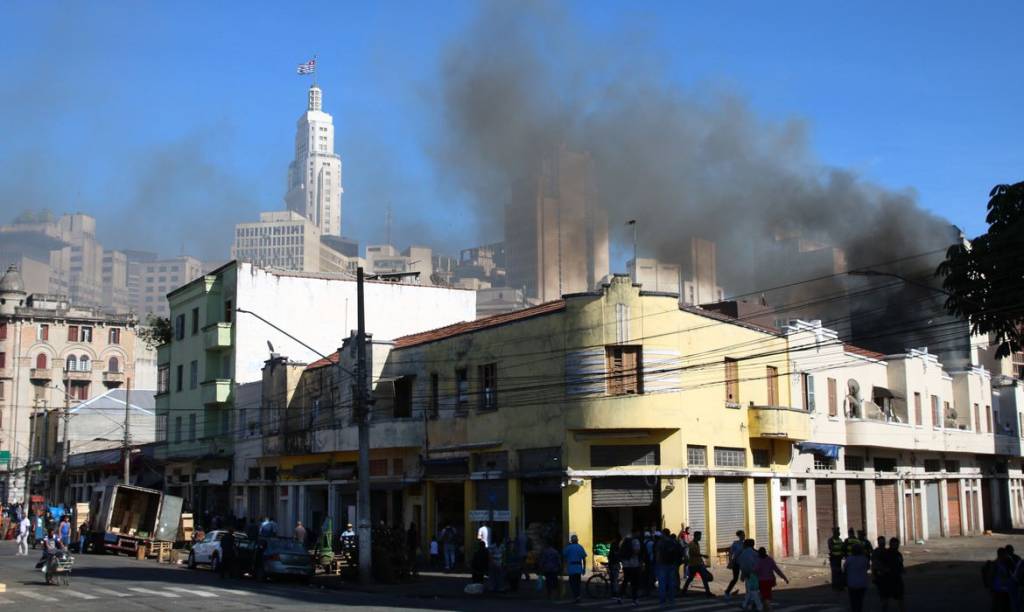 Foto exibe fumaça de incêndio em rua do Centro.