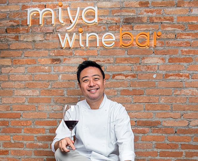 Chef Miyamura em frente a letreiro do Miya Wine Bar