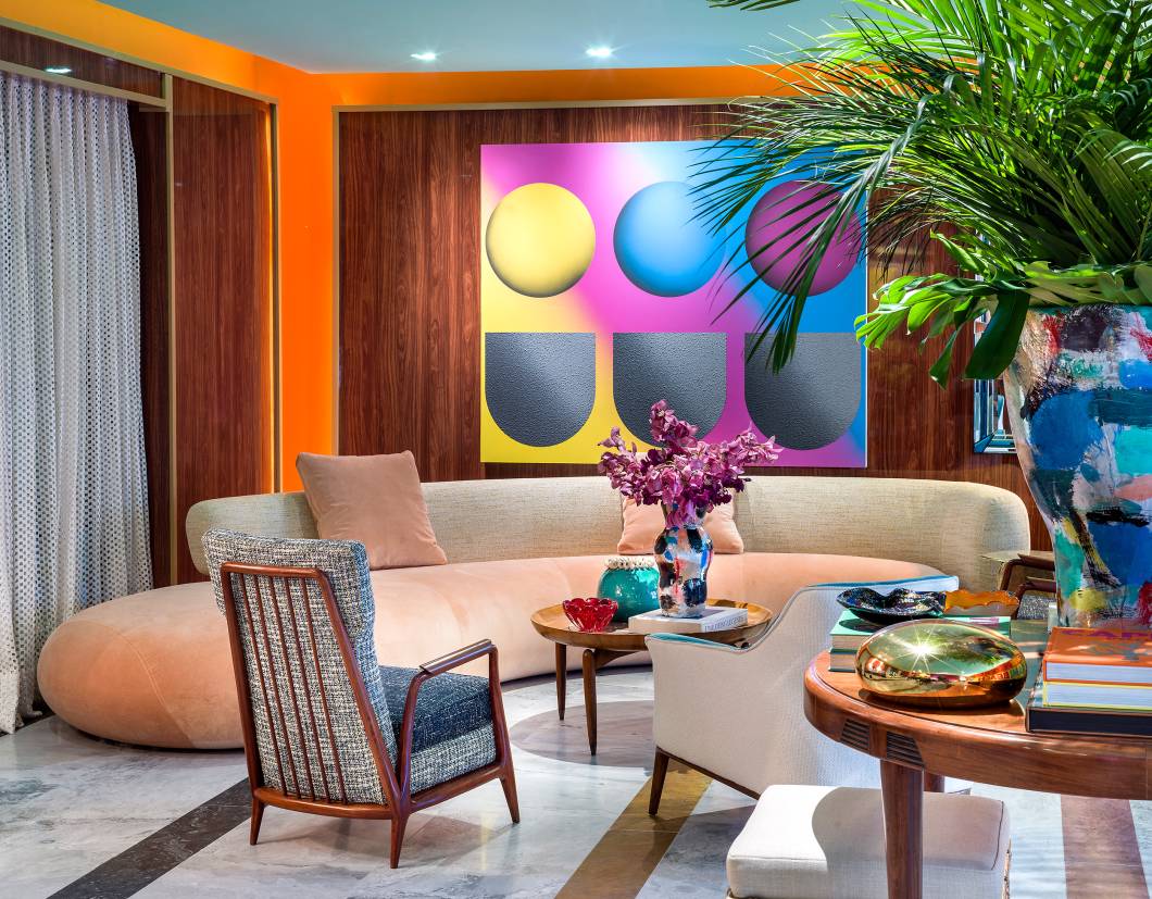 Sig Bergamin - Artsy Lounge. "Pedras exóticas dispostas no piso com uma paginação nada convencional recebem os visitantes no living de 80 m² assinado por Sig Bergamin. Outra solução arquitetônica que seduz olhar é o painel de madeira que deixa vazar luz e cor para o restante do ambiente. Tons especialíssimos de laranja e azul preenchem a paleta e criam contraste com o padrão de pau-ferro presente na marcenaria. “É sempre um prazer participar da CASACOR. Em um lugar tão icônico como o Conjunto Nacional, acredito que mais pessoas terão a possibilidade de visitar a mostra. Estamos democratizando o acesso”, afirma o arquiteto. Sig Bergamin - Artsy Lounge. "Pedras exóticas dispostas no piso com uma paginação nada convencional recebem os visitantes no living de 80 m² assinado por Sig Bergamin. Outra solução arquitetônica que seduz olhar é o painel de madeira que deixa vazar luz e cor para o restante do ambiente. Tons especialíssimos de laranja e azul preenchem a paleta e criam contraste com o padrão de pau-ferro presente na marcenaria. “É sempre um prazer participar da CASACOR. Em um lugar tão icônico como o Conjunto Nacional, acredito que mais pessoas terão a possibilidade de visitar a mostra. Estamos democratizando o acesso”, afirma o arquiteto.