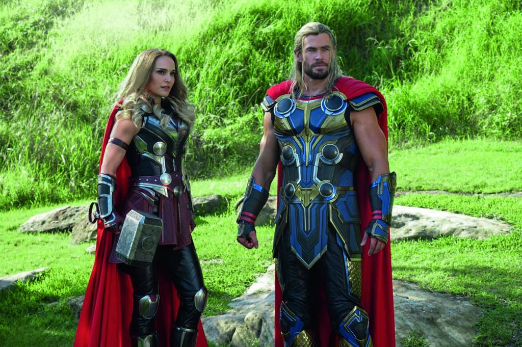 Jane (Natalie) e Thor (Hemsworth) em Thor: Amor e Trovão