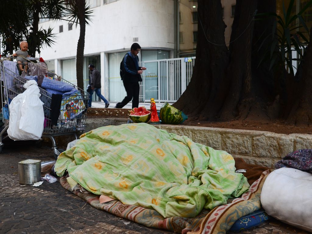 Pessoa em situação de rua dorme na rua São Luís, região central de São Paulo.