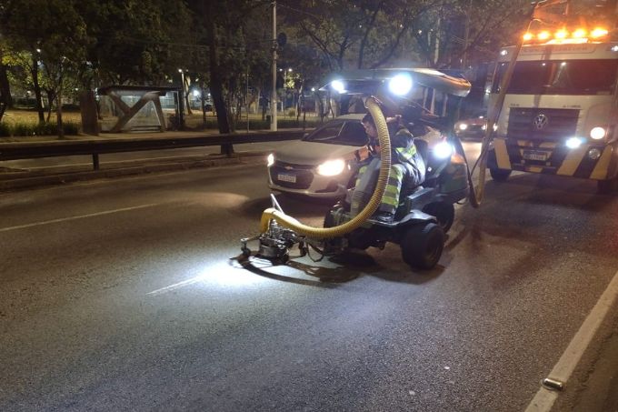 Faixas sendo apagadas para criação de nova passagem para motos na avenida dos Bandeirantes