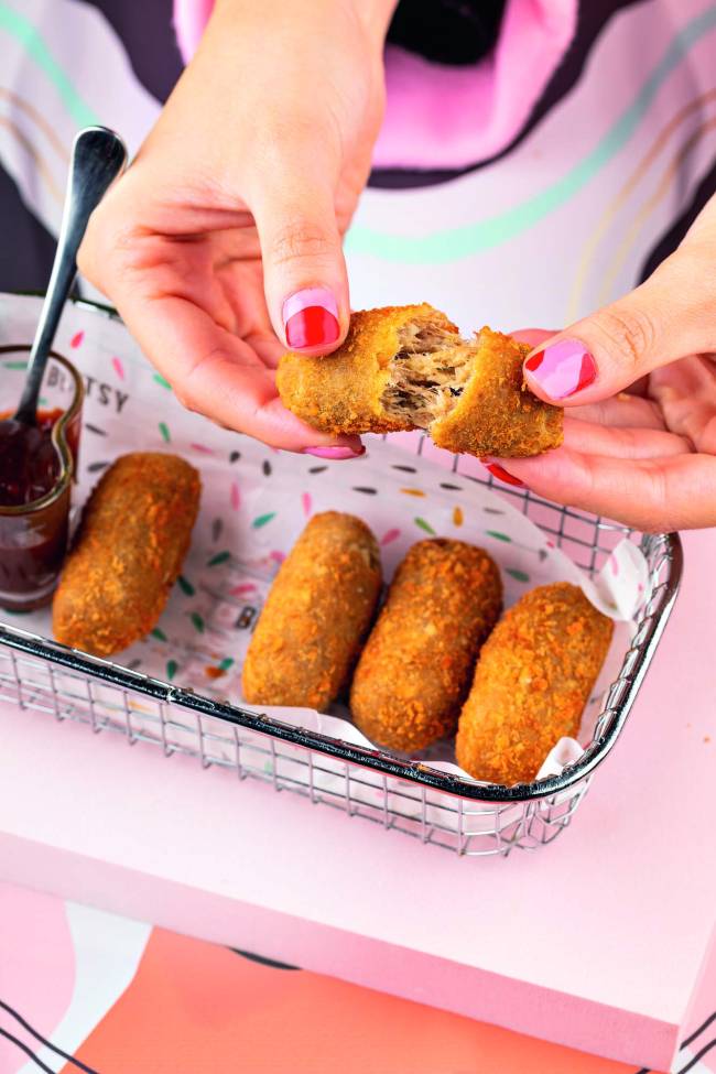 BETSY – croquete uma mão abrindo uma croquete ao meio