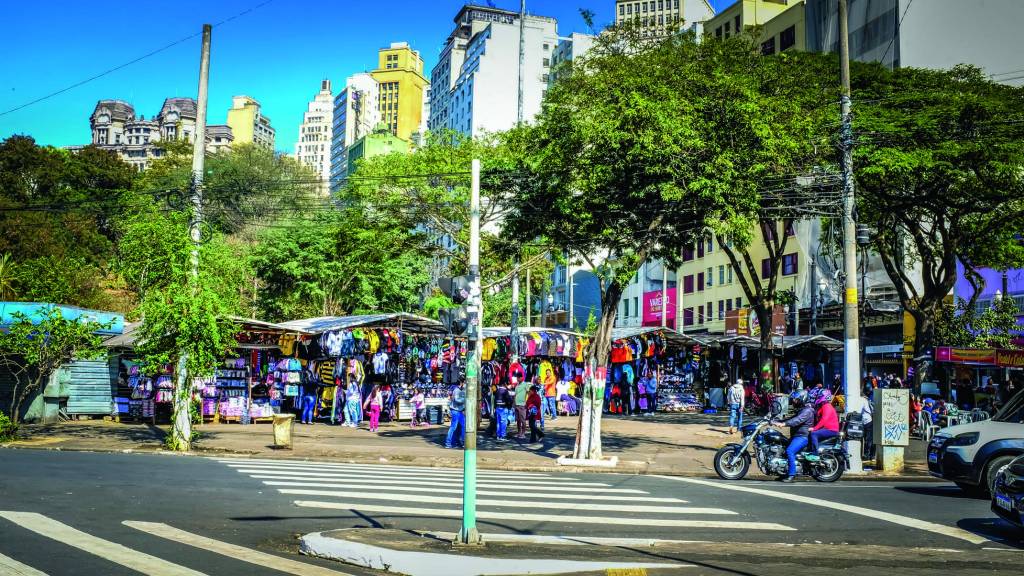 CAMELOS_1.JPG a, Praça DoutorFernando Costa,que será reformada,ganhará plantiode novas árvorese reorganizaçãodos boxes dospermissionários