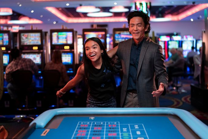 John Cho e Mia Isaac em cena de Don't Make Me Go