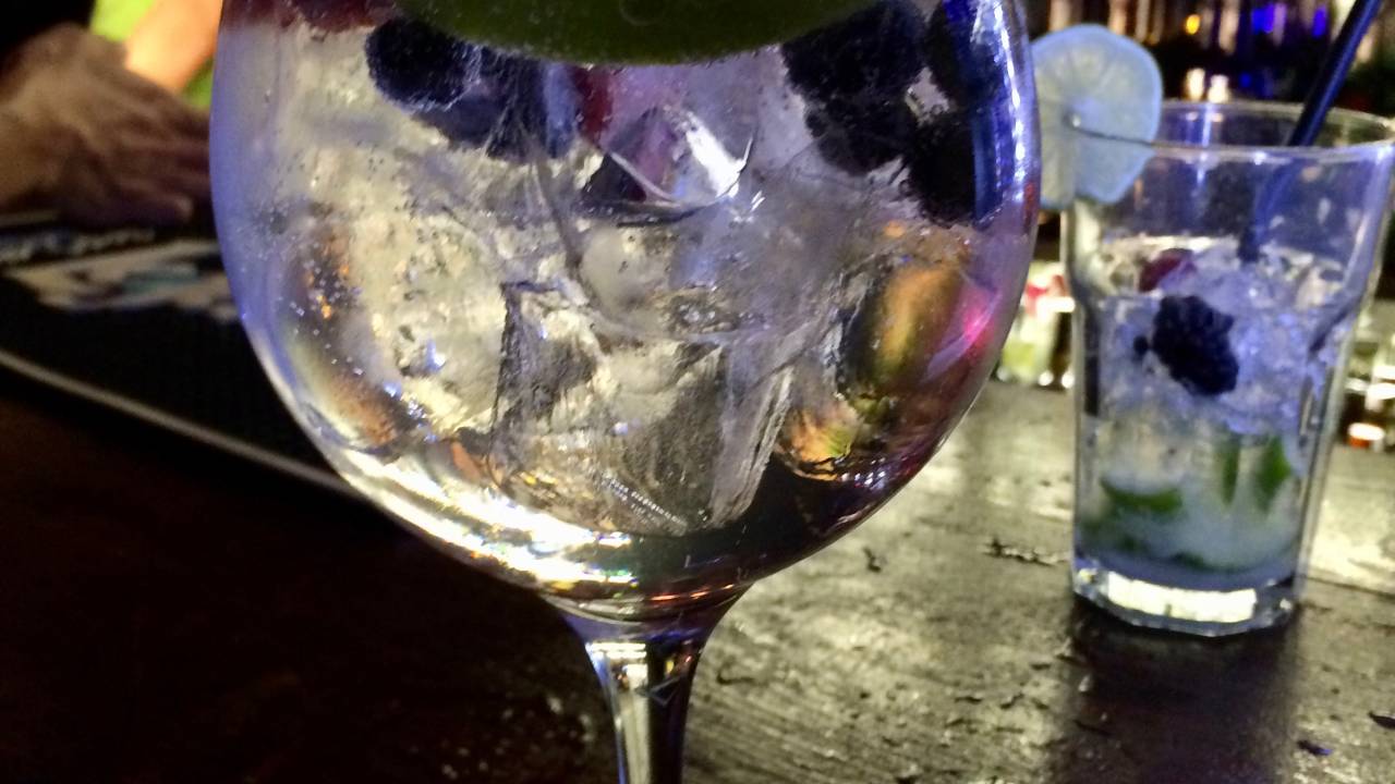 Gim-tônica com gelo em balcão de bar.