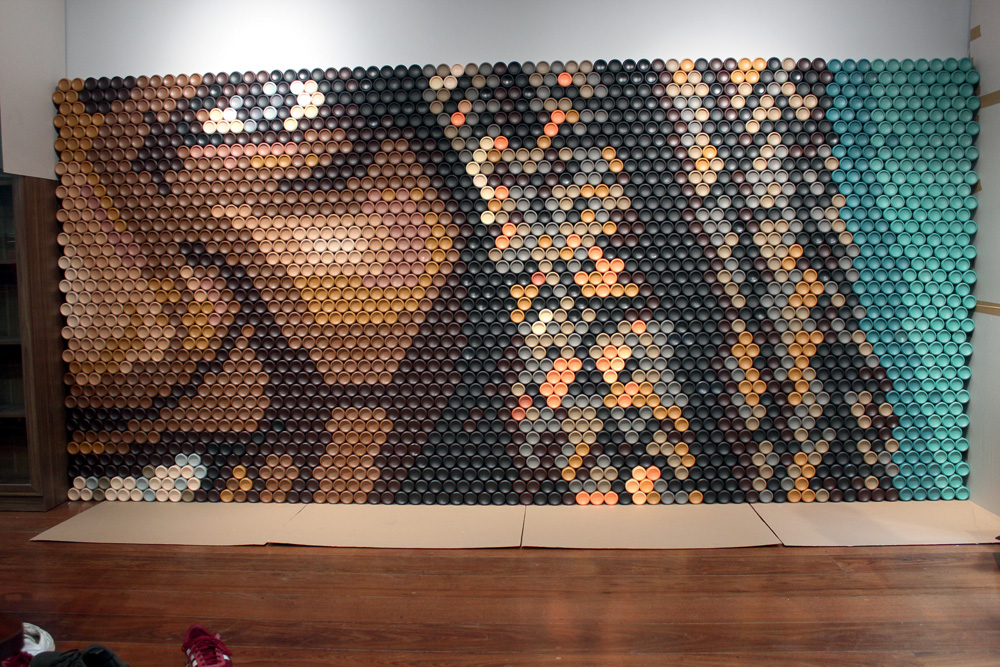 Mostra tem obras feitas com materiais recicláveis retirados das ruas de SP