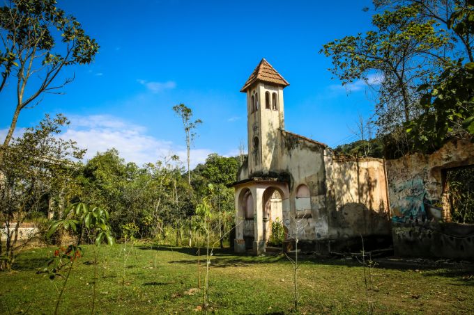 Igreja que ficava ao lado do casarão, hoje em ruínas, dentro da área verde