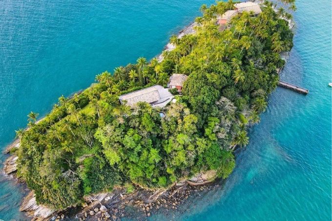 O local possuía uma grande casa e veraneio, piscina, garagem para jet-ski, heliporto, mureta de proteção e uma praia artificial, todos construídos de forma irregular