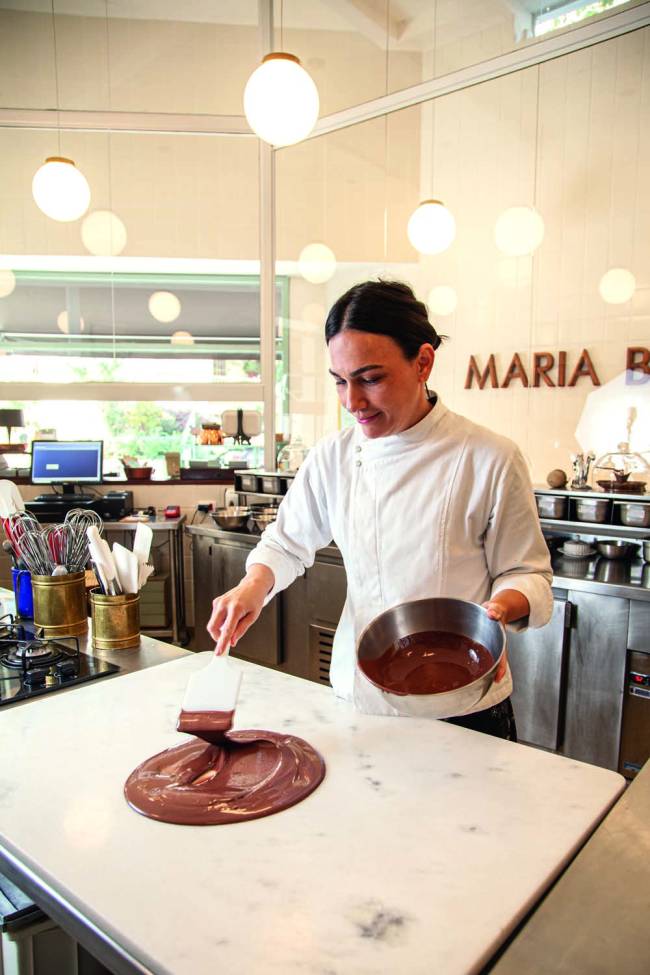 Juliana temperando chocolate