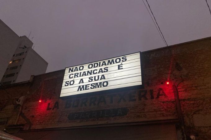 MP recebe pedido para investigar bar que exibe placa contra crianças