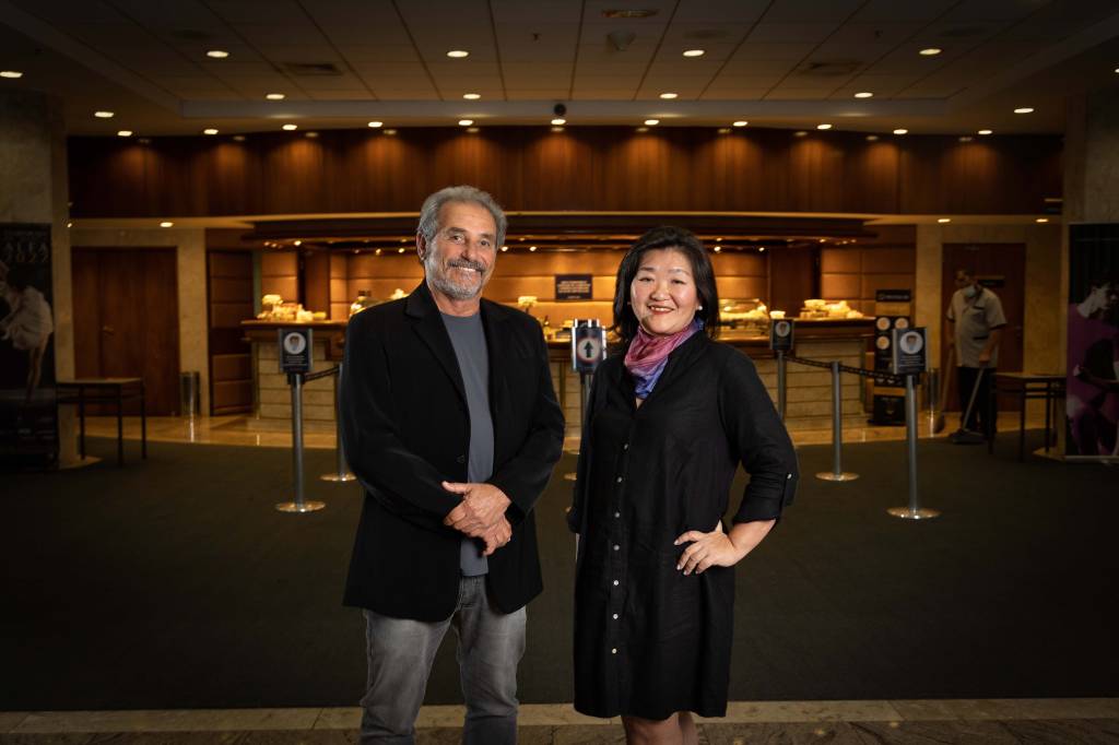 Diretores da temporada de dança no Teatro Alfa, um homem branco e uma senhora japonesa