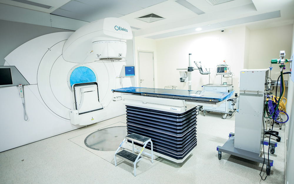 Imagem mostra aparelho oncológico em sala de hospital