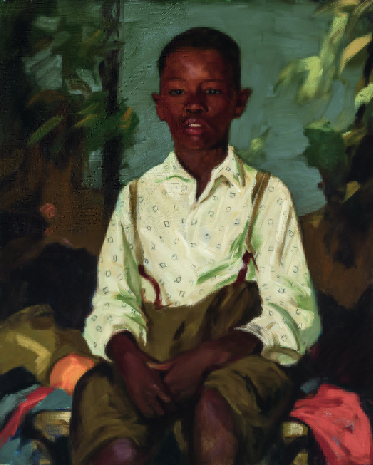 Menino negro com camisa branca e calça marrom posa sentado em pintura.