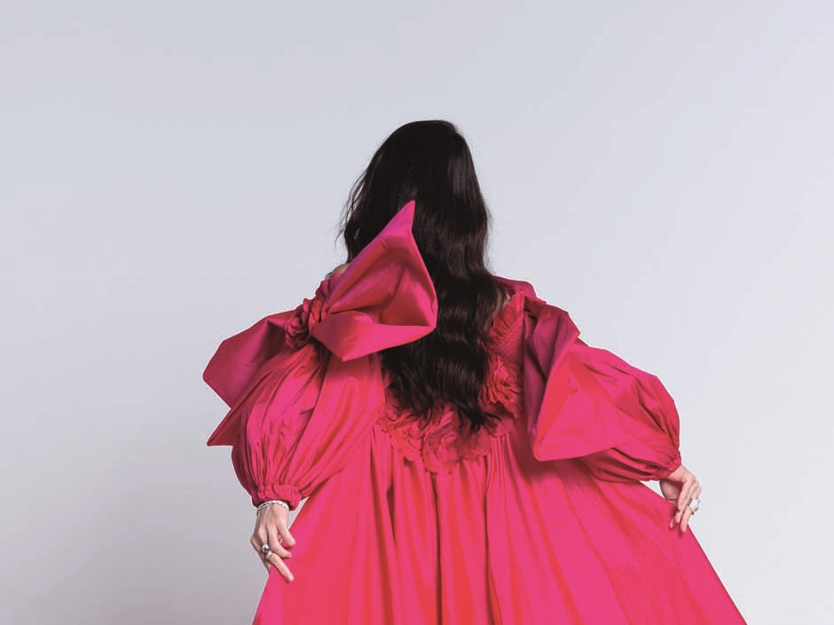 Tia Crey revela inspirações para alfinetar os looks de famosos na internet