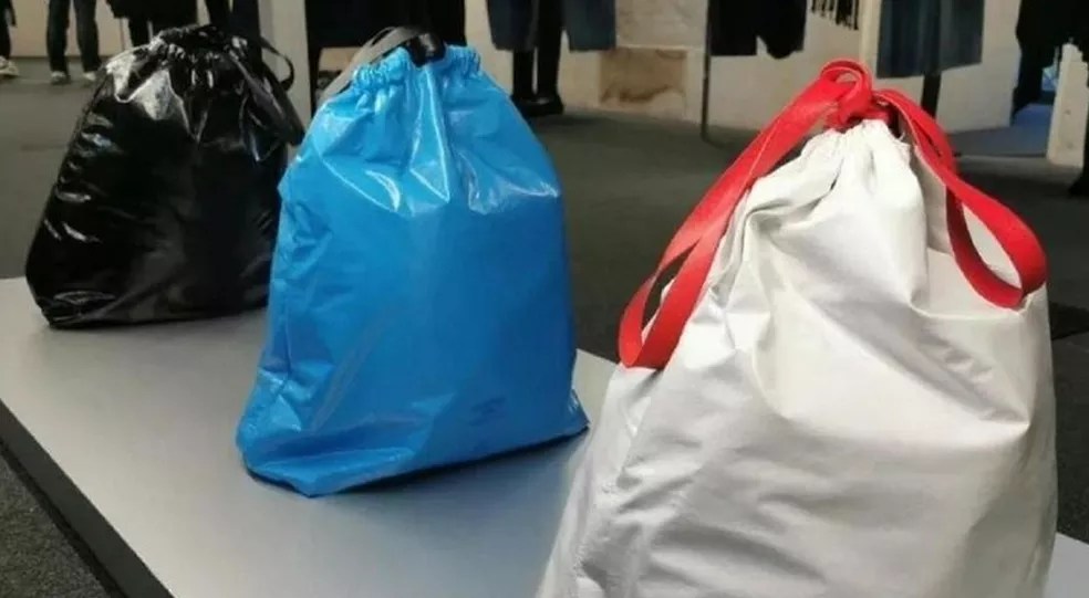 Balenciaga: a 'trash pouce', bolsa inspirada em sacos de lixo