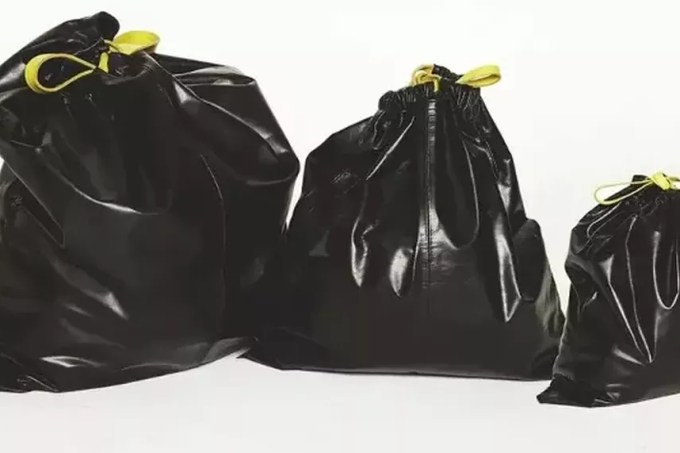 Balenciaga: a ‘trash pouce’, bolsa inspirada em sacos de lixo