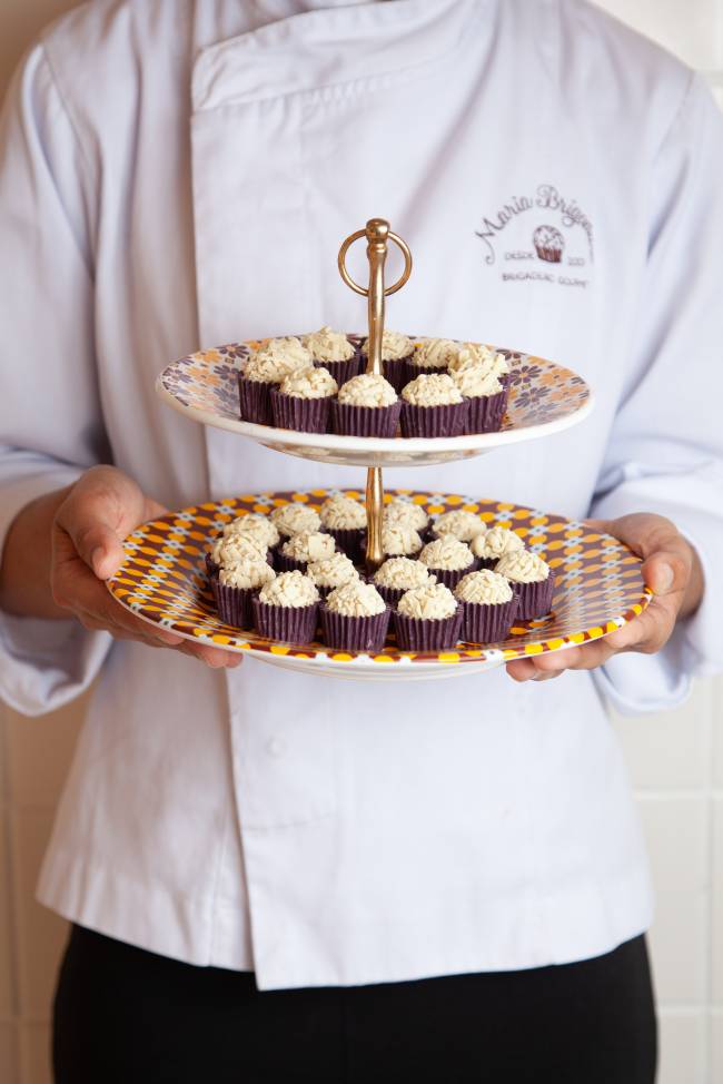 Maria Brigadeiro – brigadeiros de limão_2 bandeja cheia de brigadeiros