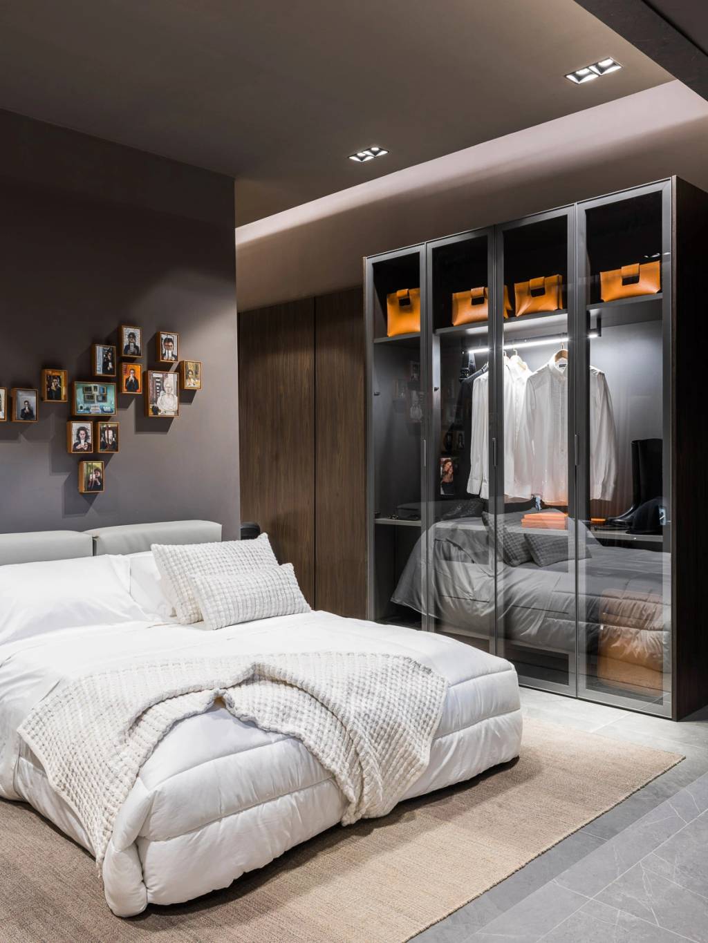edgar-rochell-janaina-casagrande-casacor-sao-paulo-2022-credito-renato-navarro-21 edgar rochell janaina casagrande casacor sao paulo 2022 estudio 9 decoracao sala estar luminaria tapete banco vidro