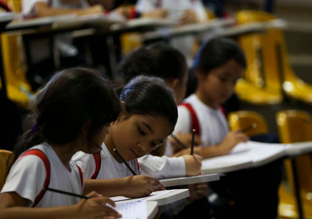 Crianças aprendem noções de trânsito na Escola Vivencial de Trânsito, conhecida como Transitolândia.