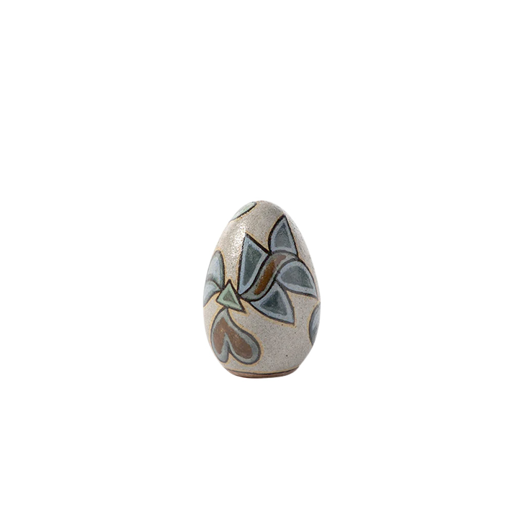 Ovo de cerâmica estampado em tons de cinza, marrom e azul opaco