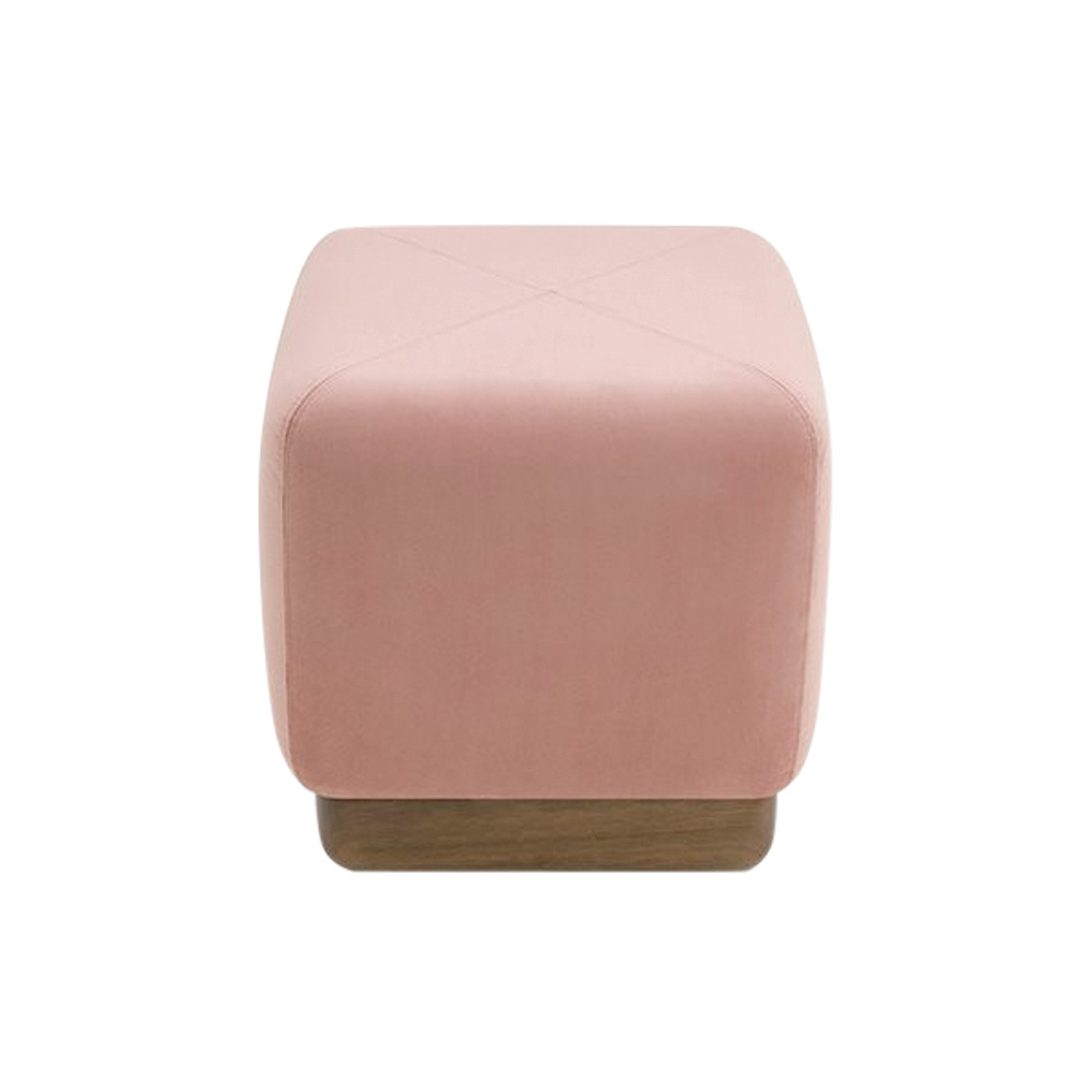 Puff em formato de cubo com estofado rosa claro e base em madeira clara