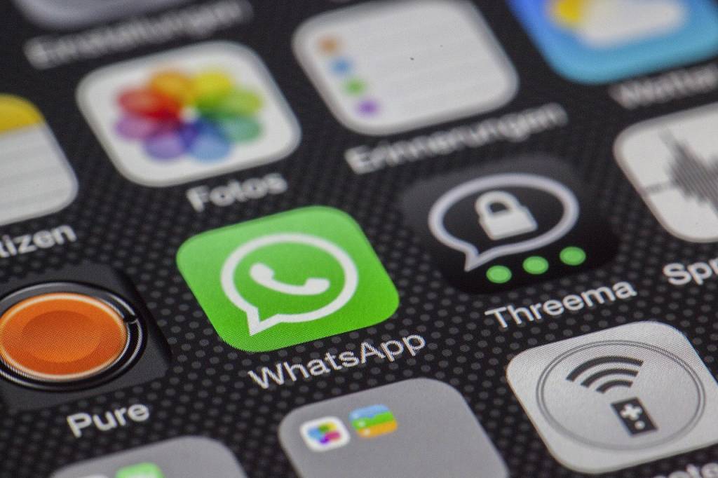 Tela de celular, com o ícone do aplicativo WhatsApp em destaque.