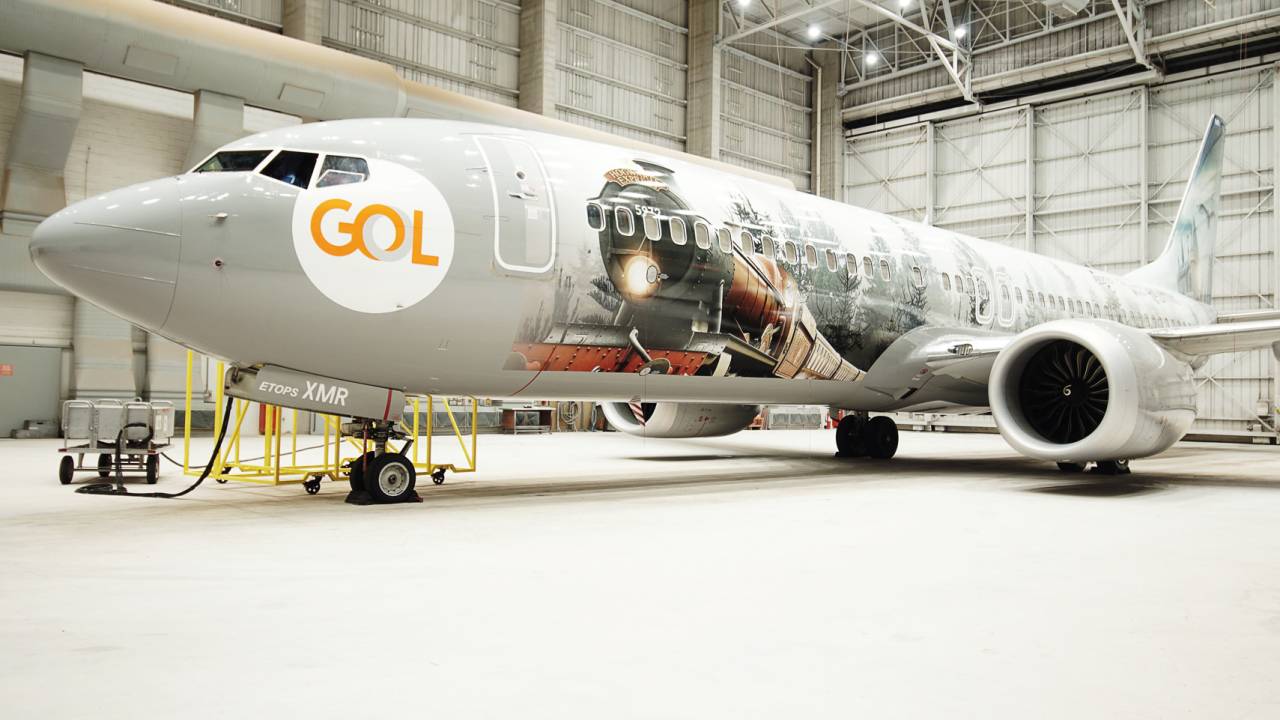 Foto da dianteira do avião da GOL com adesivo que mostra o trem Hogwarts Express