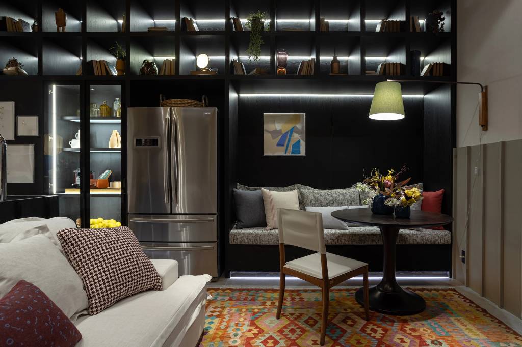 weiss-arquitetura-casacor-sp-2022-credito-gabriela-daltro29 weiss arquitetura ape paulista casacor sp sao paulo 2022 mesa tapete luminaria tapete cadeira