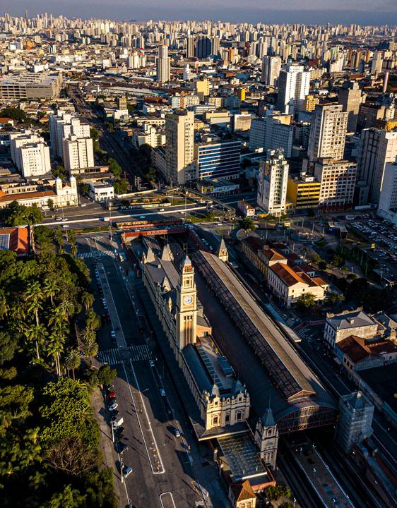 Imagem aérea mostra horizonte urbano e estação de metrô