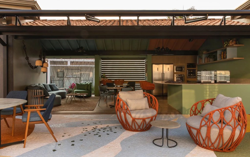 Adriana Fontana Design de Interiores - Café Botânico. A profissional trouxe a natureza, com suas cores e formatos, para criar o espaço. 