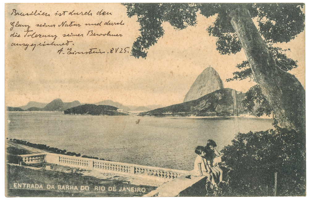 Albert Einstein_A Magia do Manuscrito (3).jpg Imagem em sépia mostra paisagem do Rio de Janeiro com mensagem escrita em cima