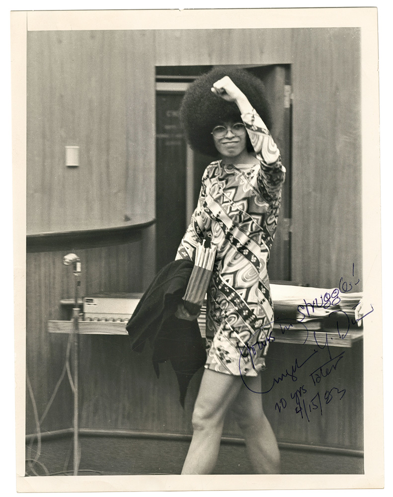 Angela Davis_A Magia do Manuscrito (1).jpg Imagem mostra mulher de cabelo black power e vestido em tribunal